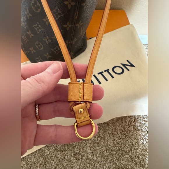 Louis Vuitton Neverfull MM Monogram with Tan Interior - Picture 4 of 16